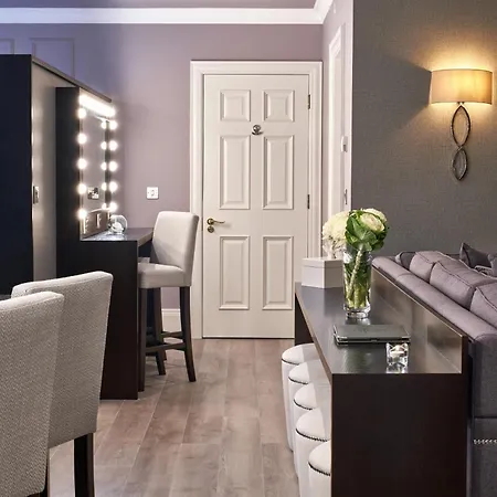 The Johnstown Estate 4* אנפילד